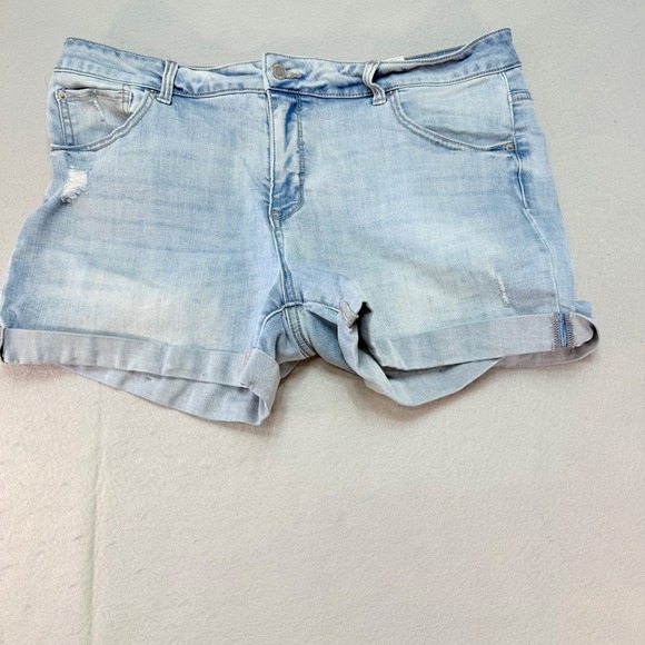 Time and Tru Pants - Time and Tru Denim Shorts Mid-Rise Cuffed Hem Distressed‎ Light Wash Size 16